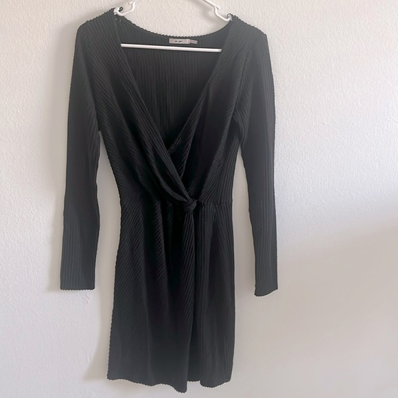 Beautiful v-neck semi-formal black dress - Picture 1 of 3